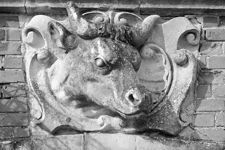 Relief à droite sur la partie droite de l'élévation postérieure de l'écurie.