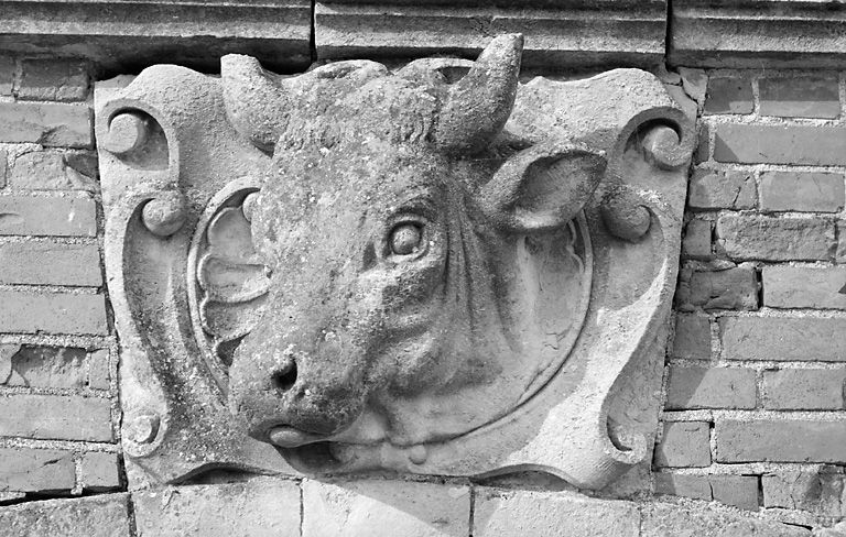 Relief à gauche sur la partie droite de l'élévation postérieure de l'écurie.