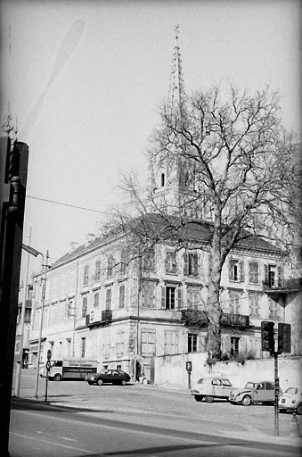 La maison Vallette 12, place du Marché de Thiverçay.