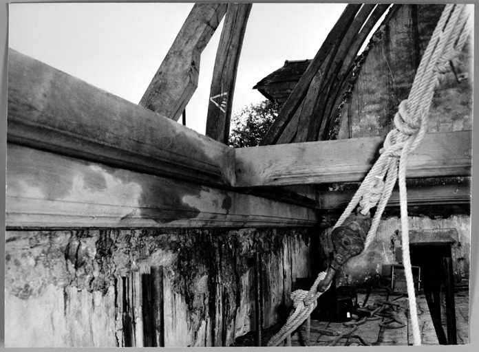 La charpente de la chapelle en cours de restauration : une sablière.