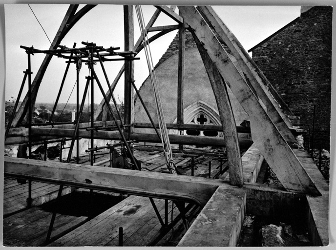 La charpente de la chapelle en cours de restauration : une ferme.