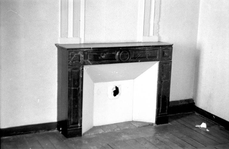 14 boulevard Victor-Hugo, cheminée à l'étage.