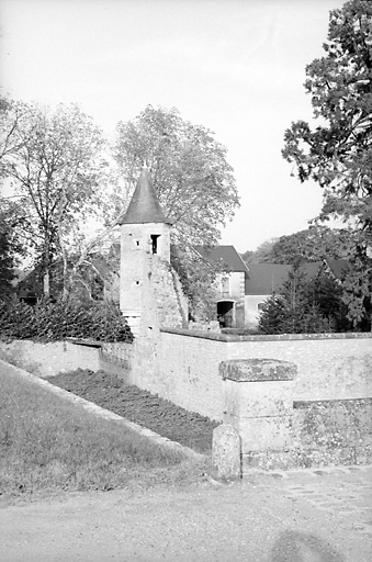 Vestiges de murs : échauguette, face externe.