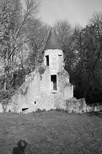 Vestiges de murs : échauguette, face interne.