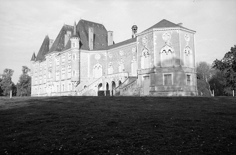 Elévations antérieure et droite.