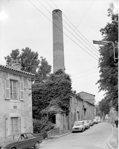 Vue, prise du nord, des bâtiments situés à l'est de la rue du Château.