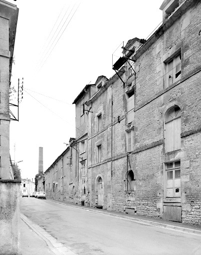 Vue d'ensemble, prise du sud, des bâtiments situés à l'est de la rue du Château.