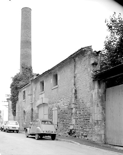 Vue partielle, prise du sud, des bâtiments situés à l'est de la rue du Château.