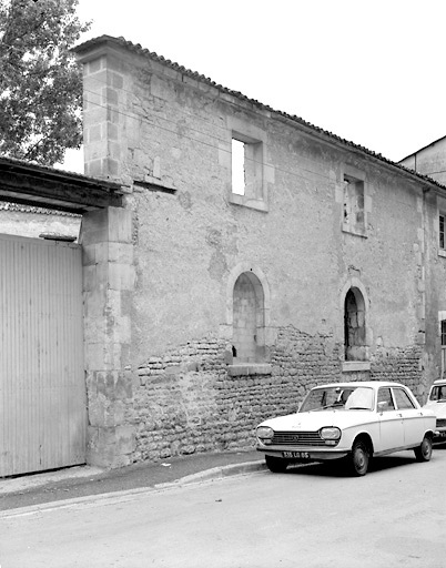 Vue partielle des bâtiments à l'est de la rue du Château (à la suite de la Fig. 04).