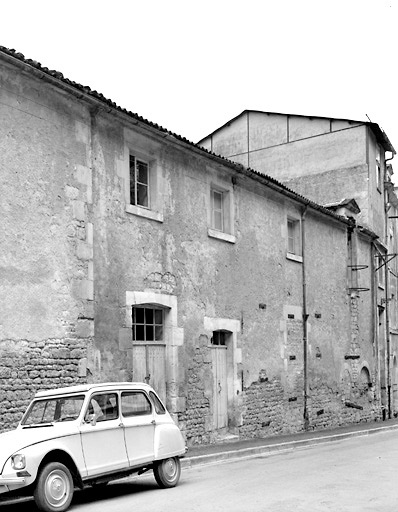 Vue partielle des bâtiments à l'est de la rue du Château (à la suite de la Fig. 05).