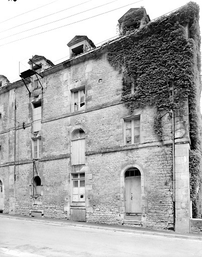 Vue partielle des bâtiments situés à l'est de la rue du Château (bâtiment le plus au sud).