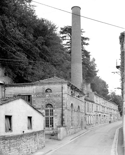 Vue d'ensemble prise du sud, des bâtiments à l'ouest de la rue du Château.