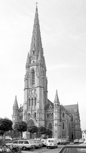 Façade ouest et bras sud du transept.