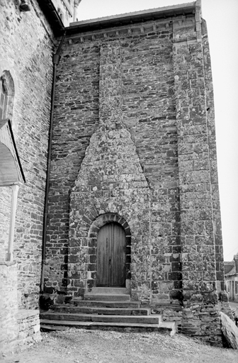 Porte sur le mur ouest du bras sud du transept.