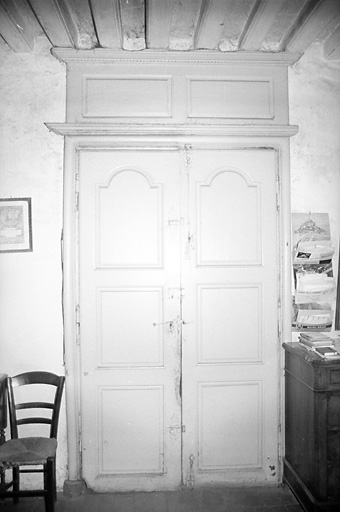 Logis : porte au rez-de-chaussée.