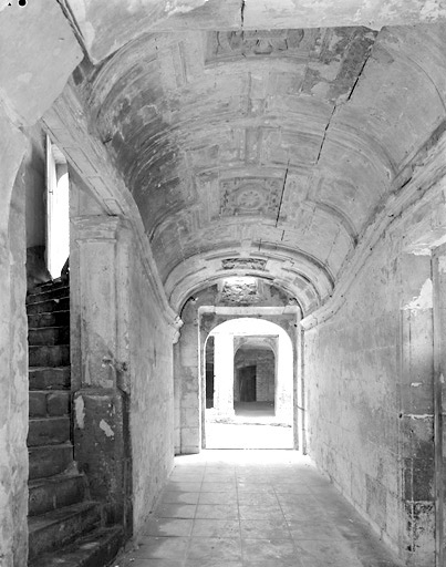 Vue prise de l'entrée montrant le couloir et le départ de l'escalier du premier logis.