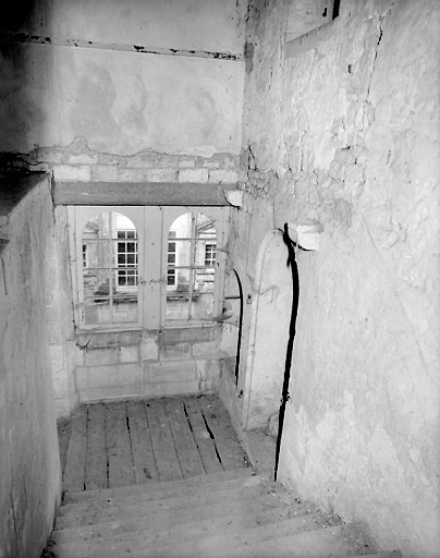 Palier du troisième étage, côté cour. Vue prise du haut de l'escalier.