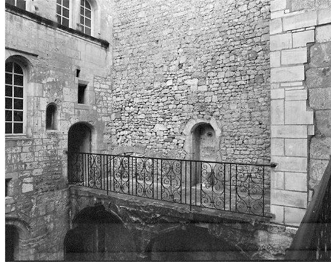 Vue prise du sud-ouest de la cour.