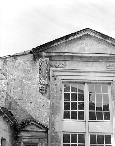 Détail de la façade sur cour du second logis.