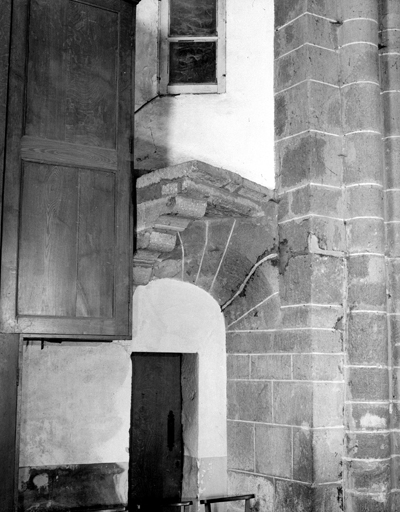 Surplomb au-dessus de la porte de l'escalier menant au clocher, bras sud du transept.