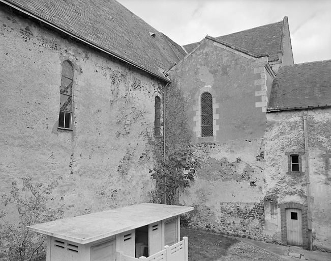 Elévation sud (partie) : mur de la nef et vestiges d'appareil de l'ancien transept.