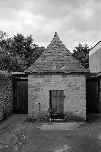 Fontaine : élévation antérieure.