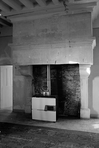 Cheminée au rez-de-chaussée.