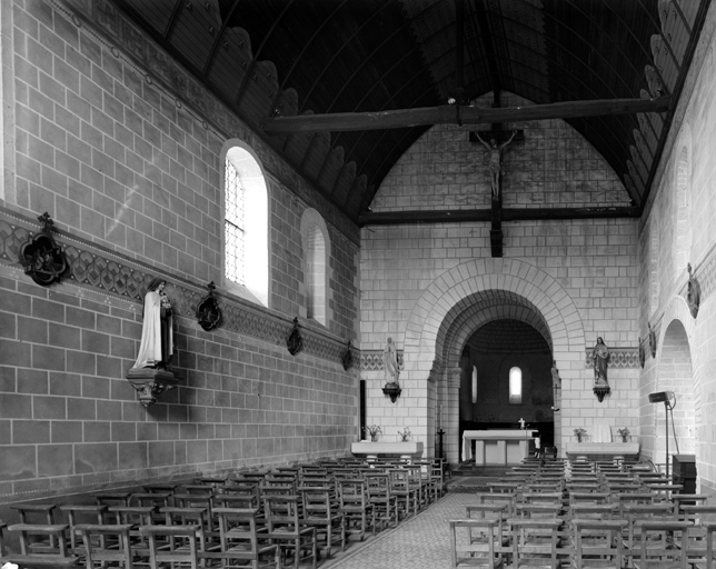 Vue intérieure : la nef et le choeur.