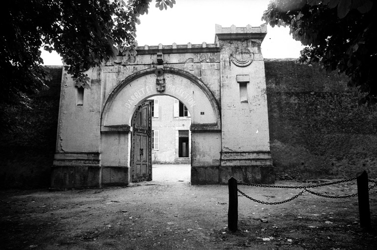 Prison : mur d'enceinte, face externe, partie sud-est. Porte d'entrée, face sud-est.