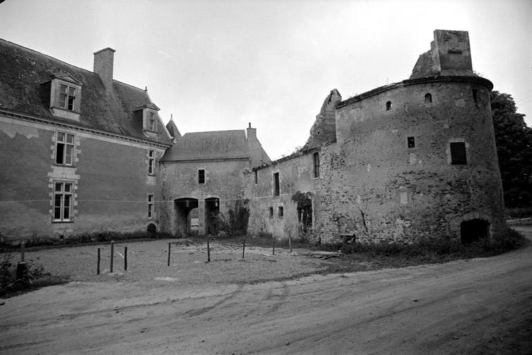 Corps de bâtiments nord (G et E) et porte (D) : faces sud-est et est sur cour.