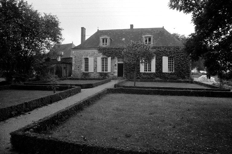 Maison (A) : façade antérieure ouest.