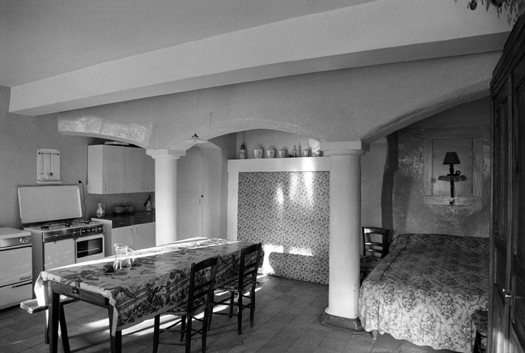 Corps de logis, pièce nord-est. Mur ouest, cheminée.