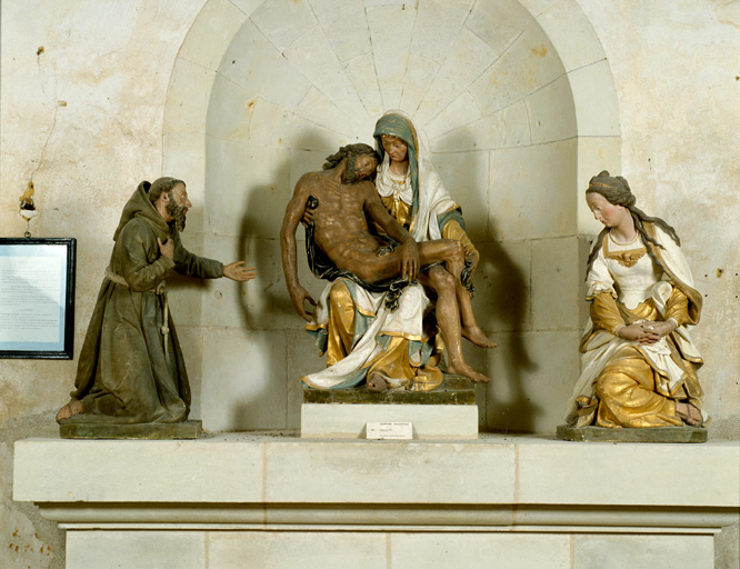 Groupe sculpté : Vierge de Pitié, saint François d'Assise, sainte Madeleine