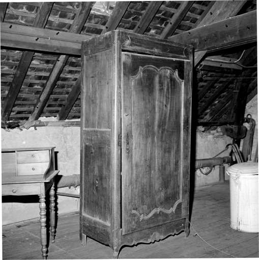 Armoire.