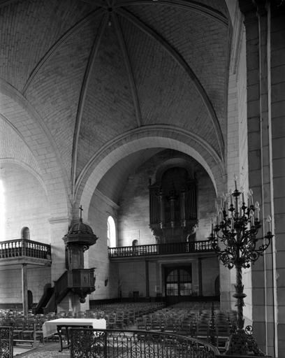 Croisée du transept et nef-vue depuis nord-est.