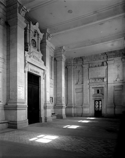 Tribunal : rez-de-chaussée, salle des Pas-Perdus. Vue d'ensemble d'ouest en est.