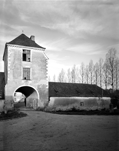 Tour porche et aile nord des communs, face sud-est.