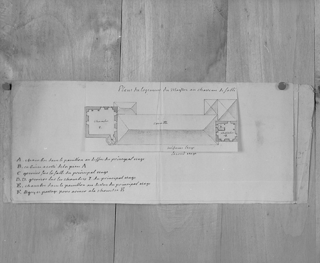 Plan de l'étage de comble et des toitures du logis médiéval.