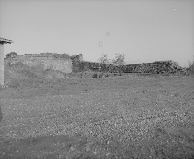 Vestiges de la partie finale de la rampe d'accès.