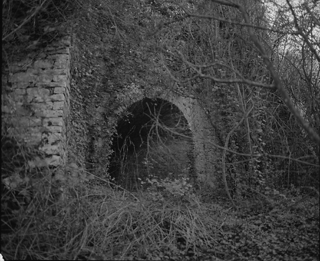 Auvers-le-Hamon : La Maréchalerie, accès ouest à une porte de déchargement.