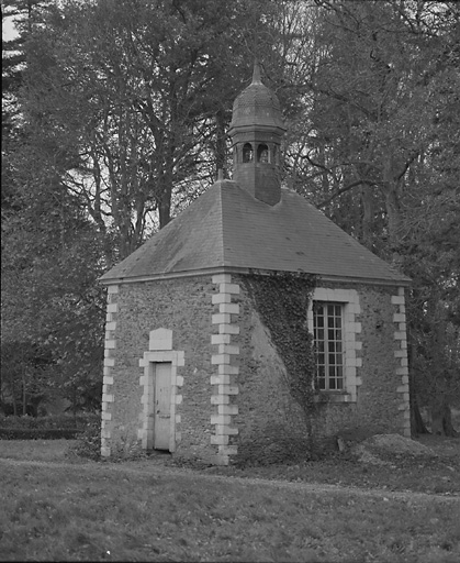 Chapelle : élévations gauche et antérieure.