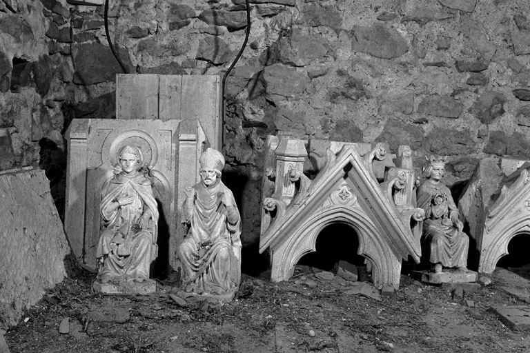 Vestiges du décor architectonique et décor sculpté.