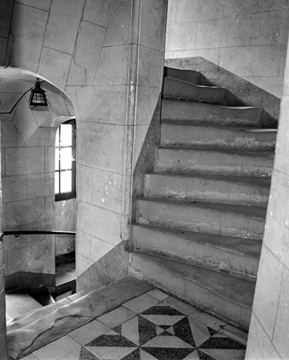 Cage d'escalier : détail du noyau et de la deuxième volée, depuis le palier du premier étage.