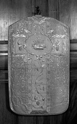 Chasuble, étole, voile de calice, bourse de corporal, manipule