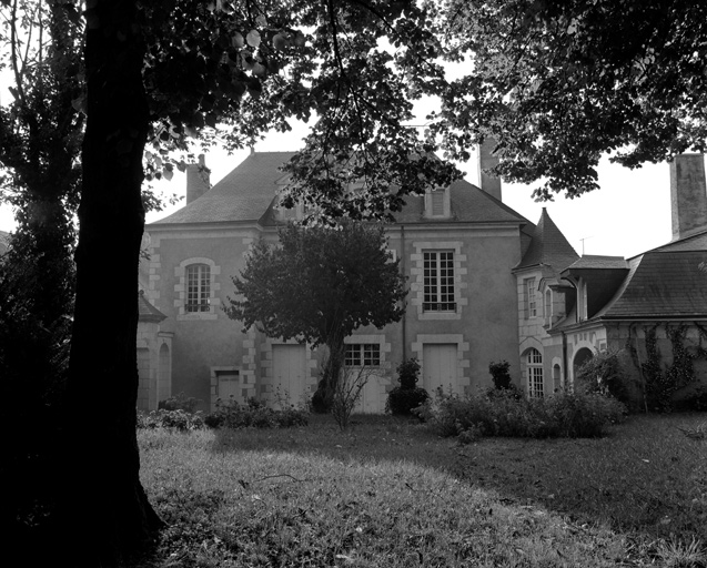 Corps principal, façade antérieure est sur cour.