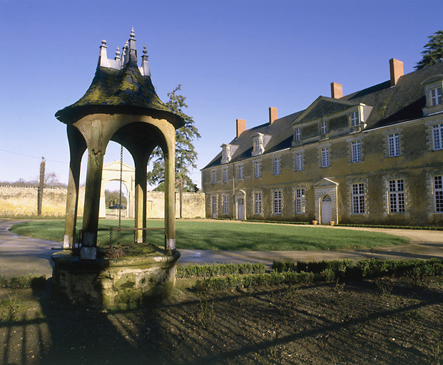 Logis, élévation antérieure et puits.