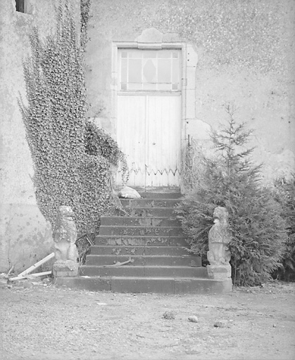 Elévation antérieure (détail) : porte.