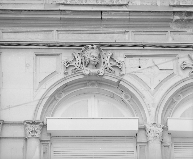 Rue Michel-Vielle, n° 2, élévation antérieure (détail) : décor de fenêtre gauche du premier étage.