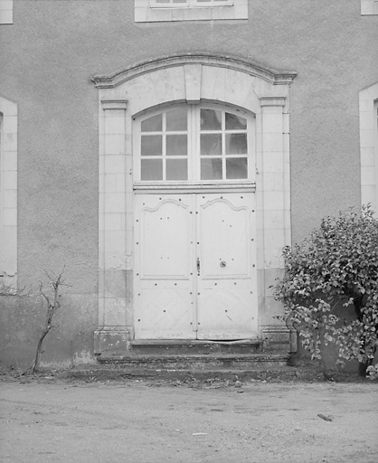 Elévation antérieure (détail) : porte centrale.