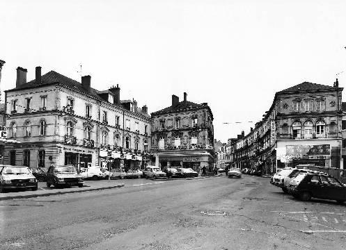 Vue de la place Raphaël-Elizé et de la rue Carnot depuis l'est.